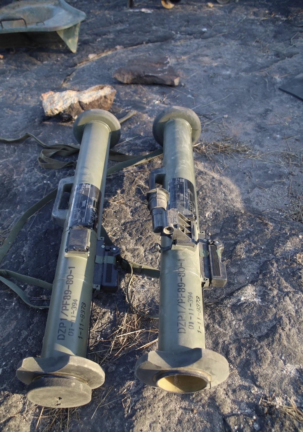 泰国皇家陆军第17步兵团第2营的士兵在成功夺回500高地并柬埔寨士兵手中缴获了大