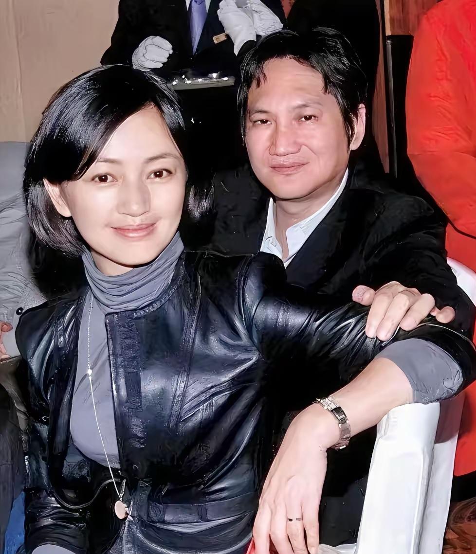 娱乐圈里难得的低调夫妻！罗海琼和老公相濡以沫，丈夫并非圈内人，很少出现在镜头前。