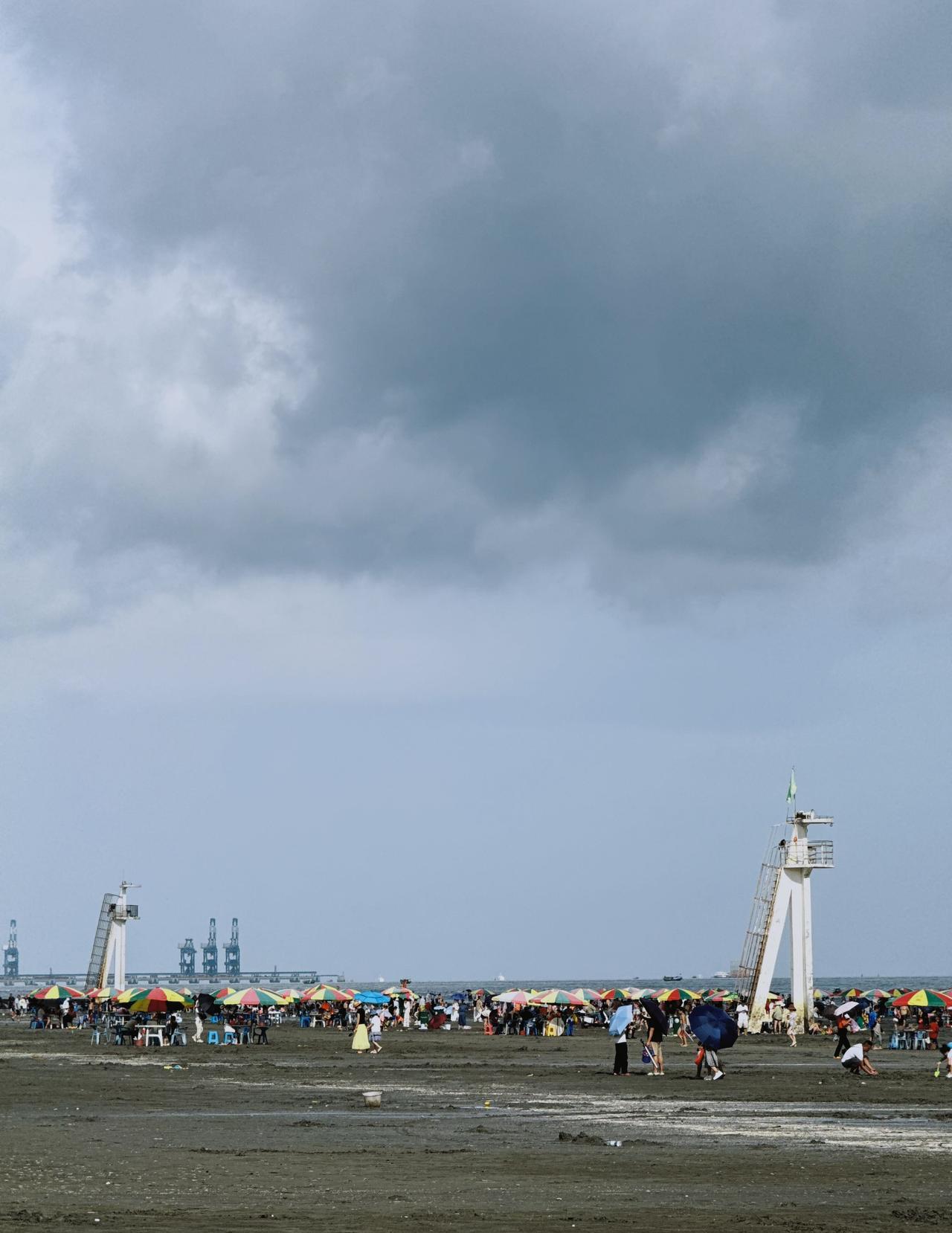 本以为大夏天来南方人会很少，没想到防城港的海滩直接开启了人从众模式，海滩上密密麻