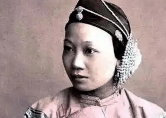 1902年的河南项城袁寨，一场葬礼正在尴尬中僵持，灵堂里停着刘老夫人的棺木，香烛
