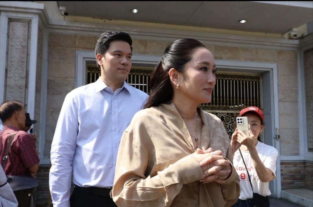 2月5日，佩通坦和丈夫及亲属探望狱中父亲他信，现场气氛亲和！佩通坦总是那么时