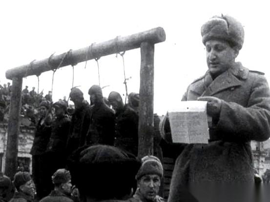 临阵换帅是大忌，那在世界大战前夜，把自己家最能打的将军，从元帅到师长，几乎一锅端