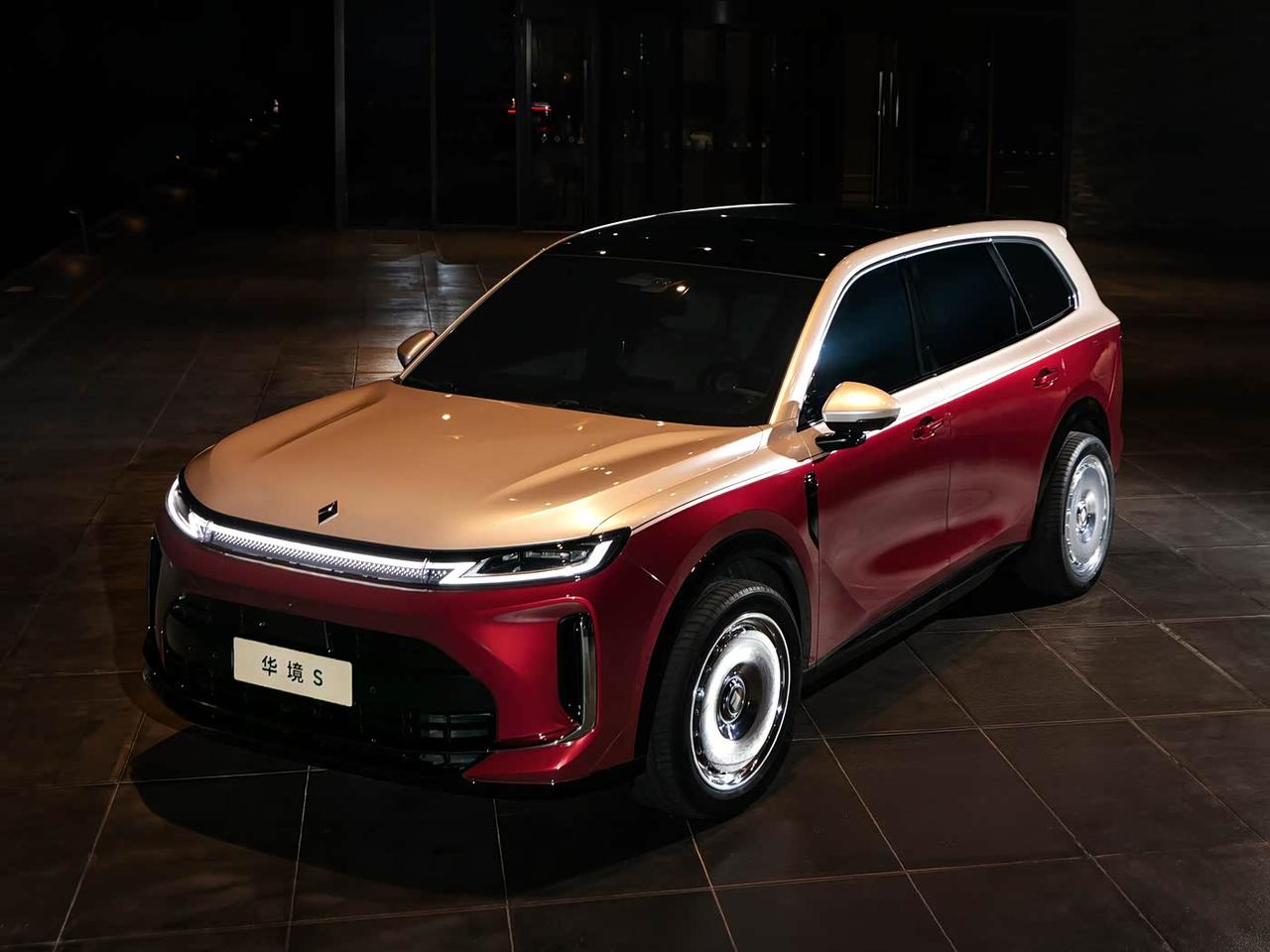 在人们印象中，双拼涂装的车身搭配“大饼”造型的轮毂，是劳斯莱斯和迈巴赫这种高端品