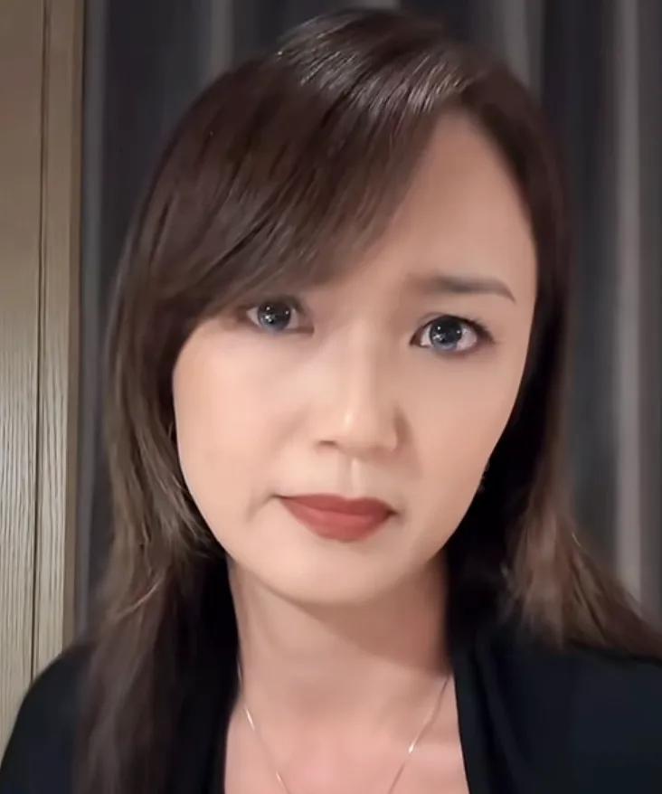 当众抽烟、连杯水都不给喝！新加坡女星直播前怒取消合作！控诉中国商家“零尊重”