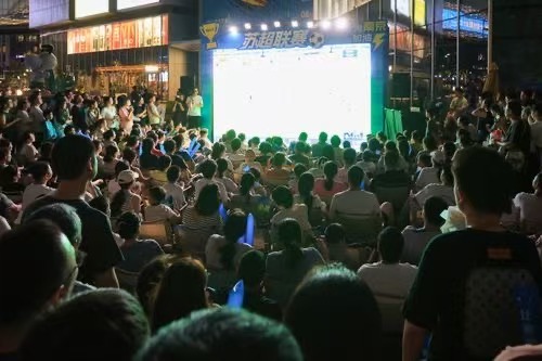 南京景区为给苏超应援各出奇招夫子庙摇身变成“第二主场”，秦淮画舫亮起助威灯光秀；
