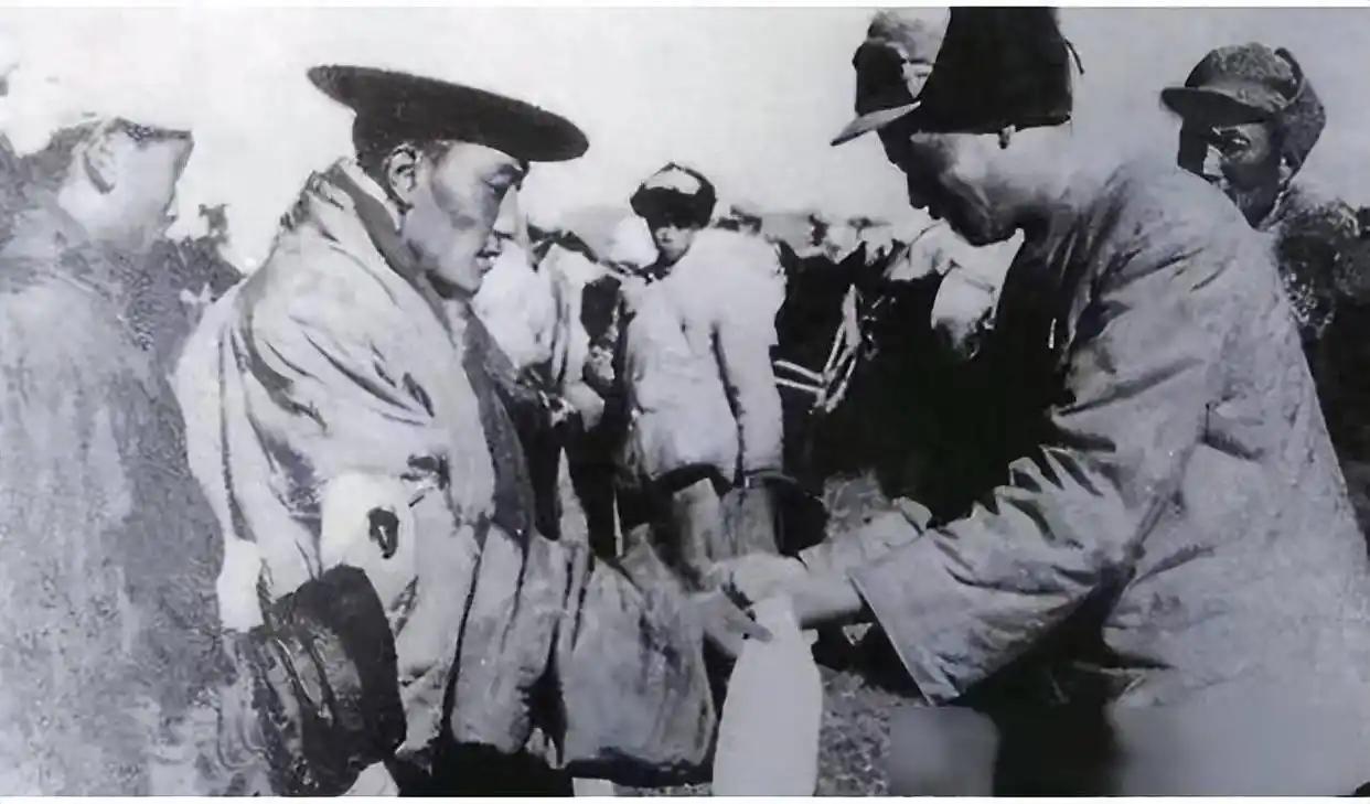 1951年，阿里先遣军供缺粮食，供给艰难，物资匮乏，连战马都杀了吃，眼看情况越来