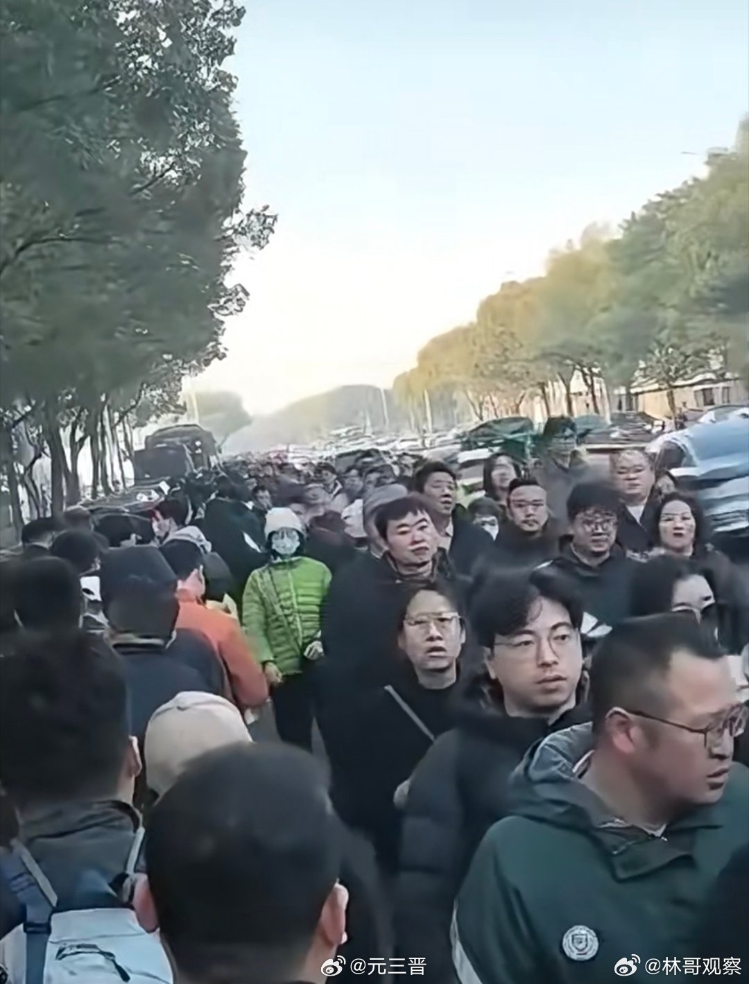 如果你不知道张雪峰老师是一个怎样的人，今天这送别场面给出了正确答案。桃李不言，下