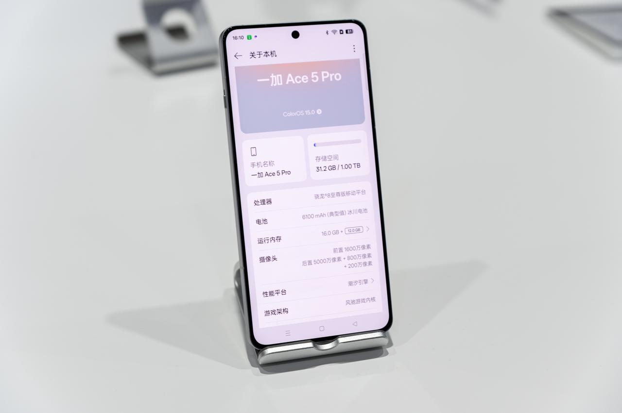 由于内存价格的上涨，2026年可能会出现一波8+128GB版本的“复古”中端机。