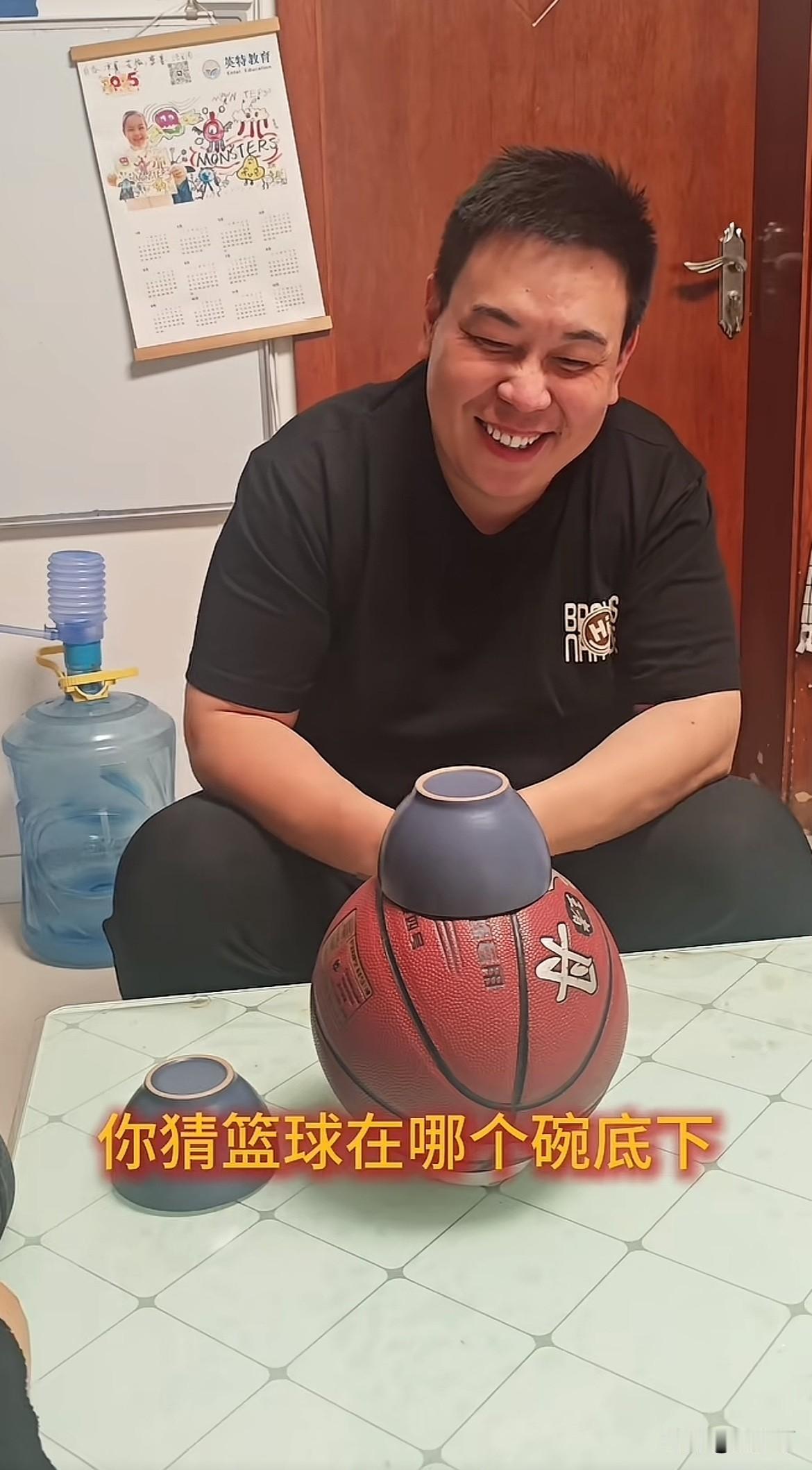 猜猜蓝球在哪个碗下面！看着很简单，但这结果出人意料！