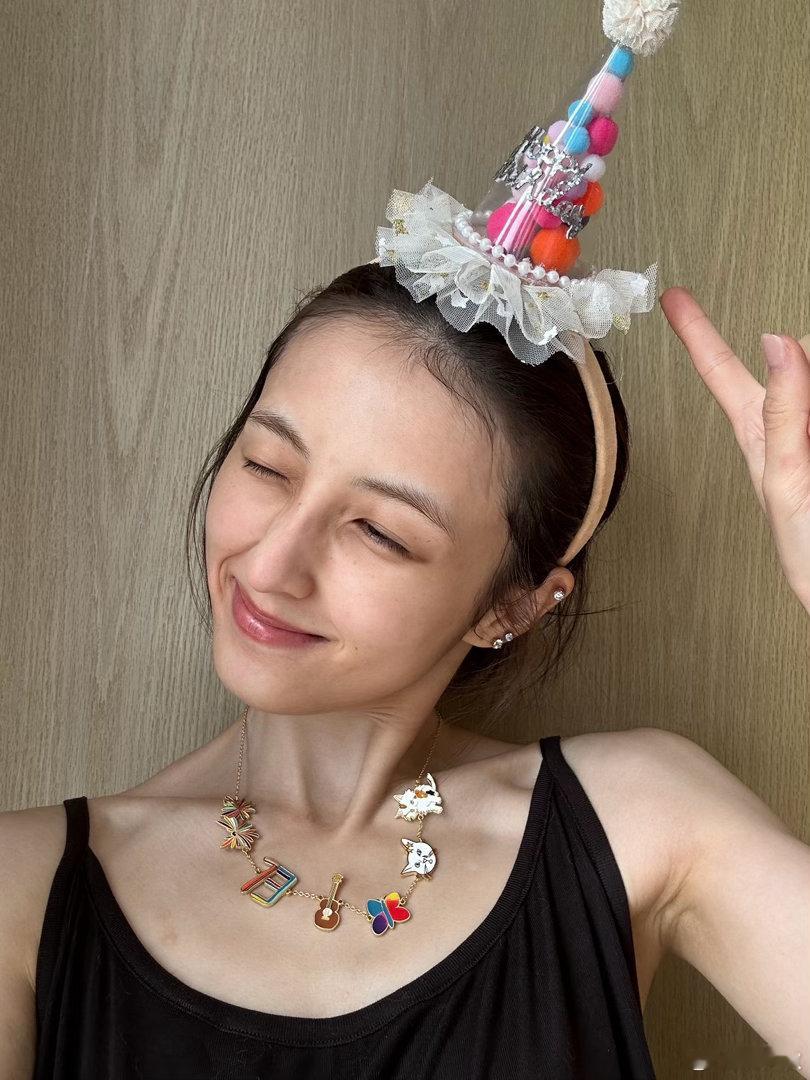 张子枫晒25岁生日照，瘦成吴昕了要​​​