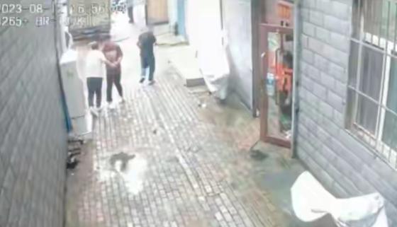 小事酿大祸！黑龙江安达，苏某涛在仓库门前卸货，货车挡住刘丽的车子。司机按刘丽要求