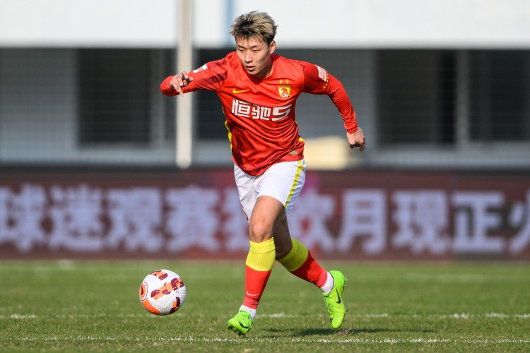 媒体人: 蓉城后卫李扬接近加盟海港, 双方已经有了深入接触