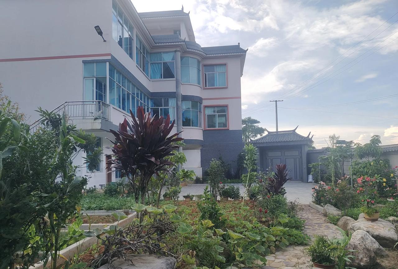 花100万就能建这样的乡村别墅，你羡慕吗？我叔叔快退休了，他一直有个心愿，就是要