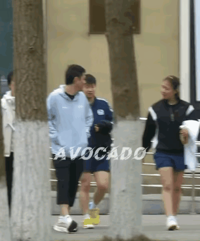 终于知道孙颖莎主管教练是谁了？今天可被网友逮住了！前几天莎莎是和体能教练翔