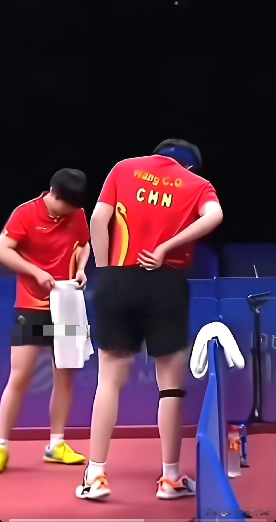 国乒全员都是喜剧人。大头真的太可爱了，肚子笑疼了，整理衣服这么不避讳我们莎莎吗