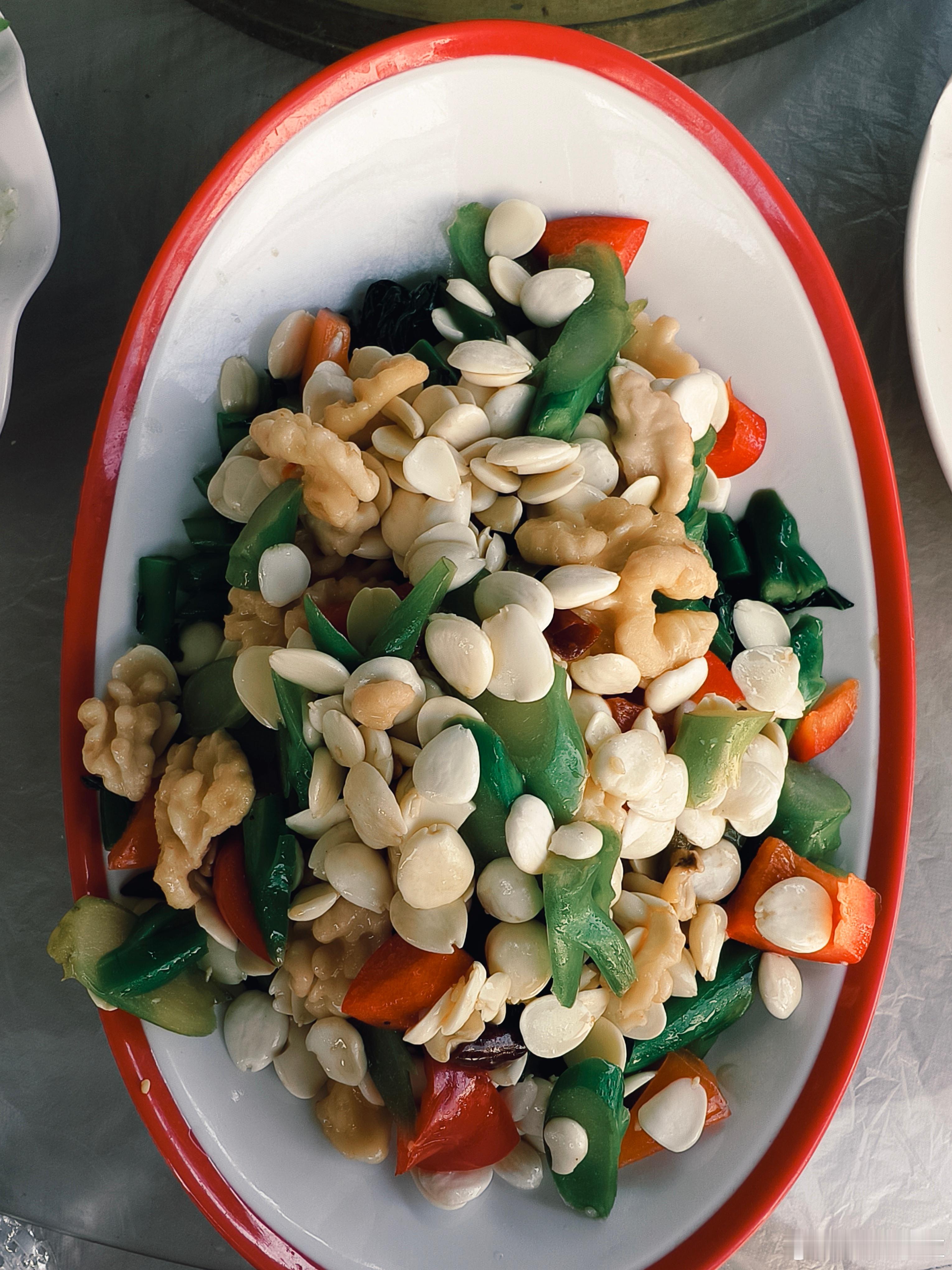 进了腊月就是年今天去赶集，风是真削脸，但是也能感觉的确要过年了耳边的风声伴随着叫