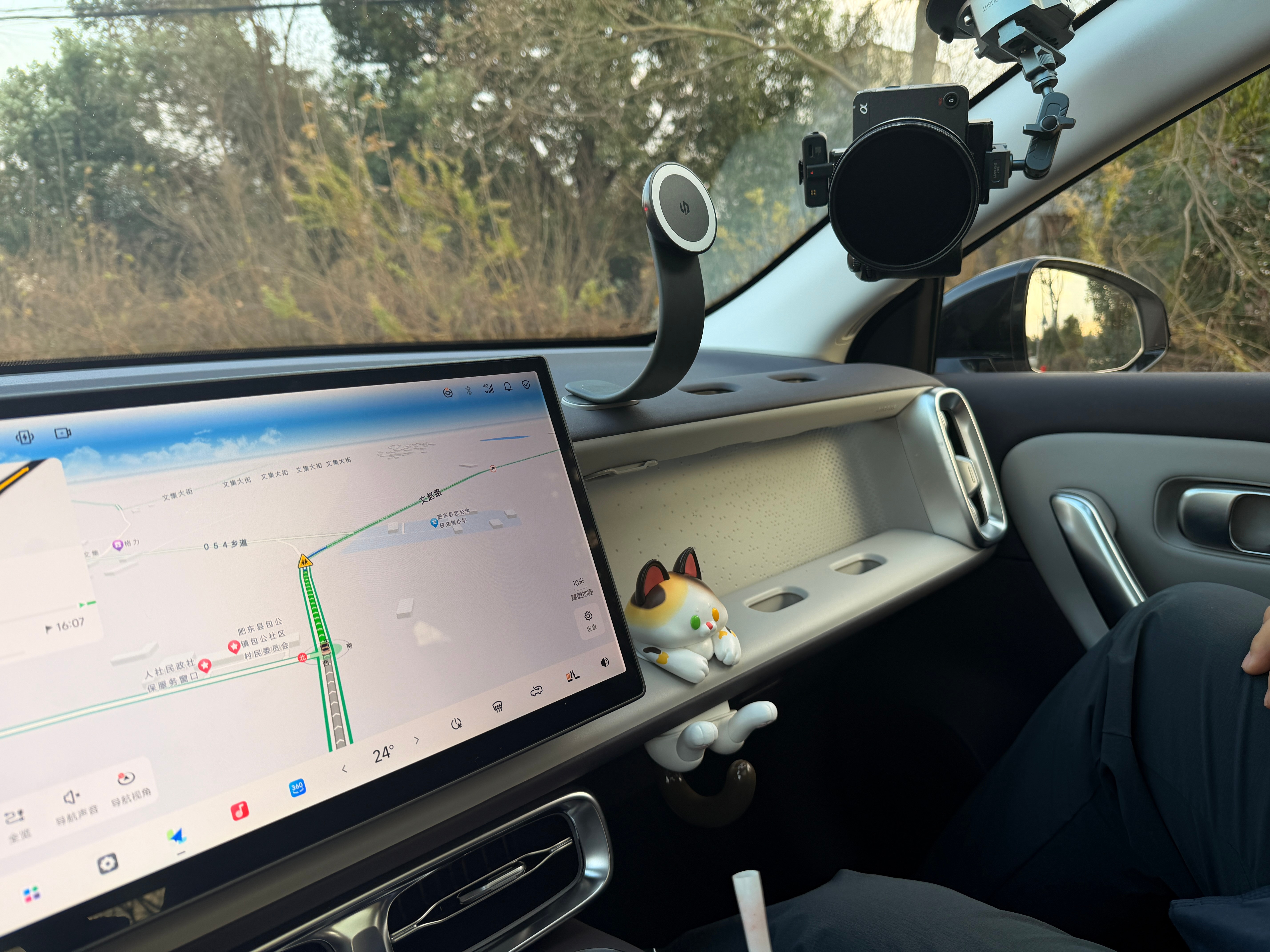 喜欢零跑车车上的小组件！！可爱又实用🥰这个三花猫可以挂奶茶🧋上边的手机支架也