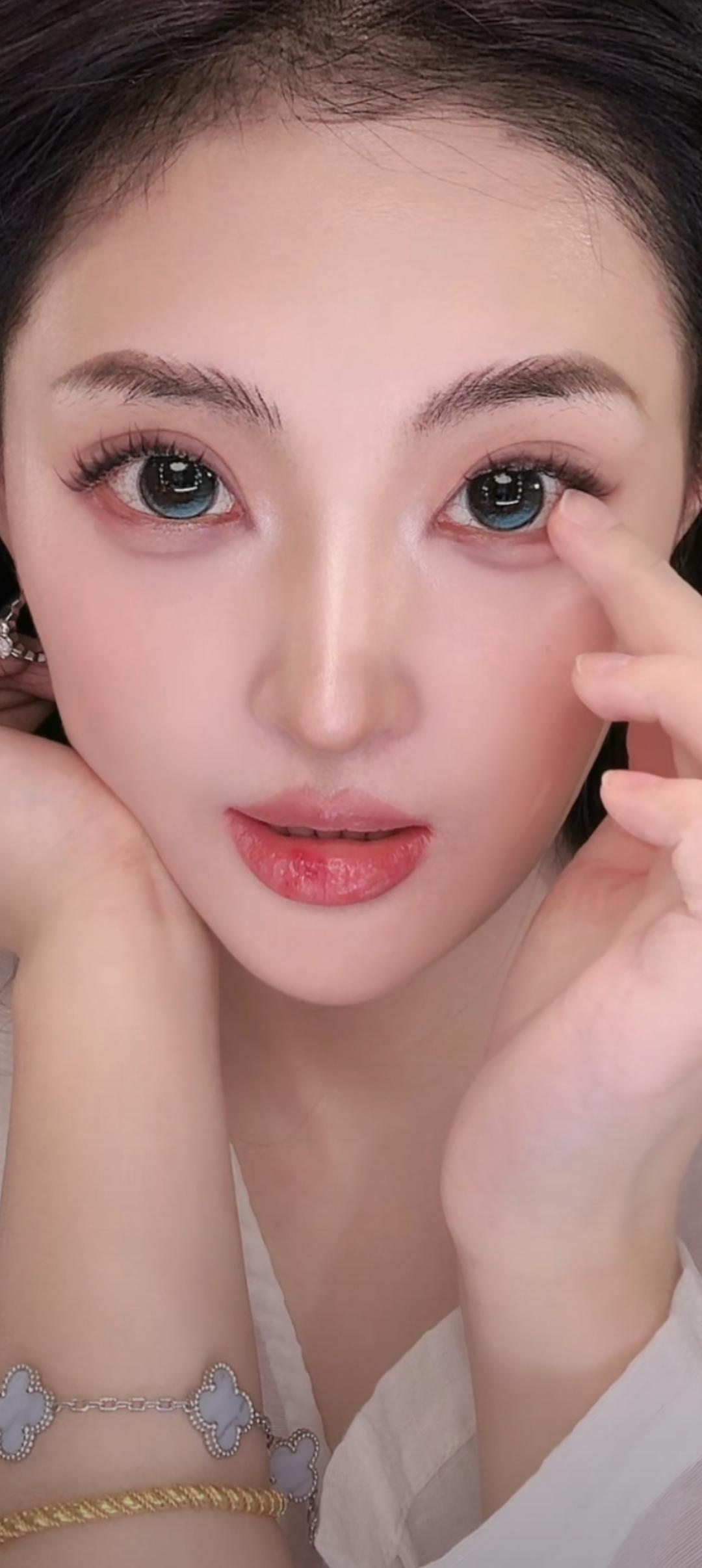 这姑娘眼睛好大好有神啊！