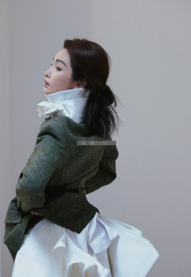 她的时尚品味一直在线。私服和活动造型都很有自己的见解，不是盲目跟随潮流，这点很难