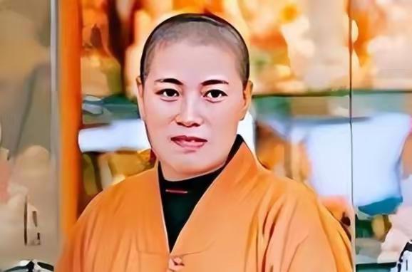 白天披袈裟当住持，晚上脱僧袍开豪车回4000万别墅，身边还养着男人。这位“黑丝师
