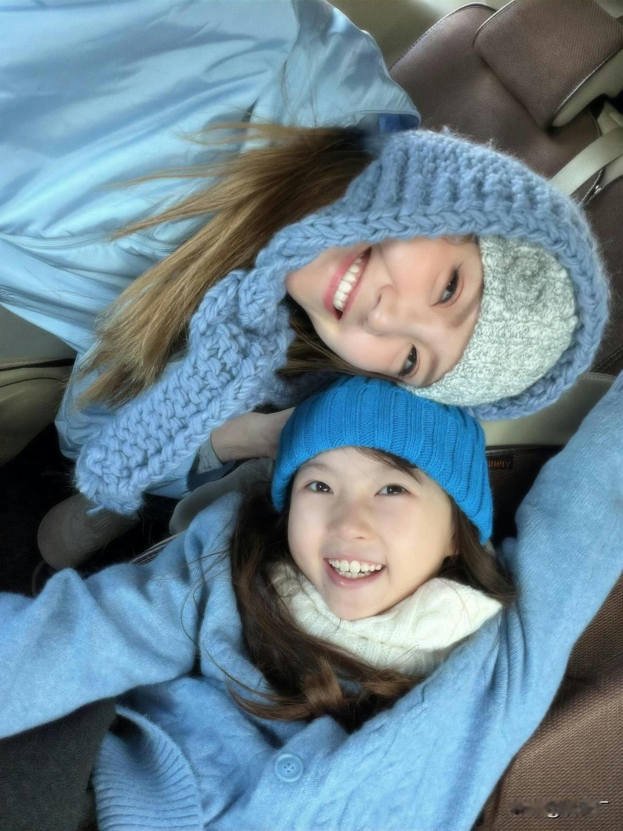 真是人生赢家啊！吴若希女儿完全遗传了她的美貌，跟一个模子刻出来似的！家里名牌包随