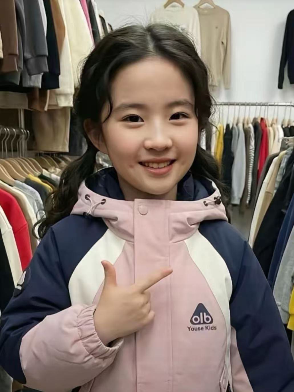 商场里看到一个小女孩，长得真像刘亦菲。