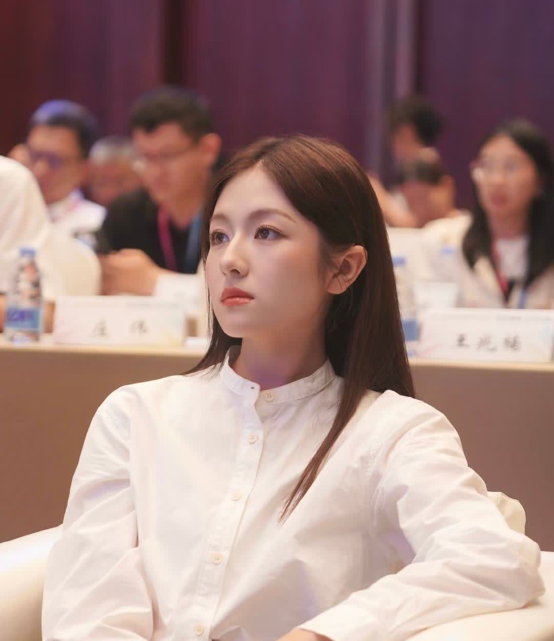 李兰迪最近应该都不会谈恋爱了，不是因为她还爱着张新成，也不是因为她有新剧