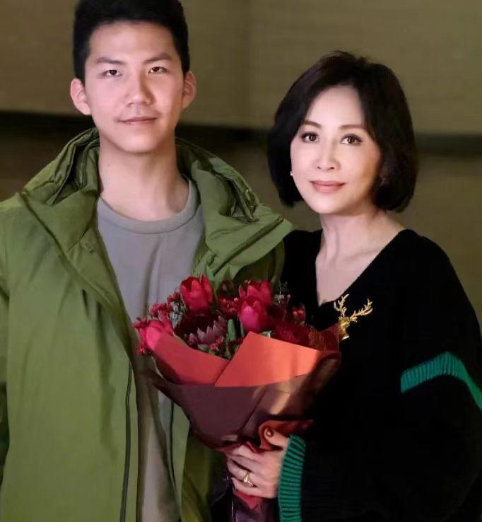 身家10亿的刘嘉玲，把一套香港清水湾200平的豪宅，直接过户给了干儿子康康。结果