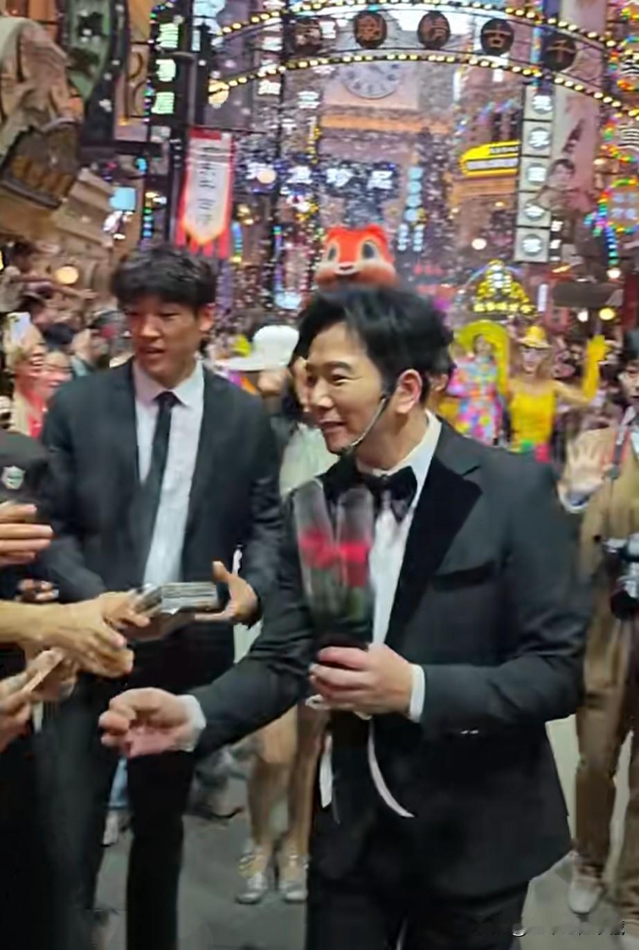 温兆伦现身佛山千古情景区，如今的温兆伦变化太大了，简直不敢相信曾经的大帅哥如今就