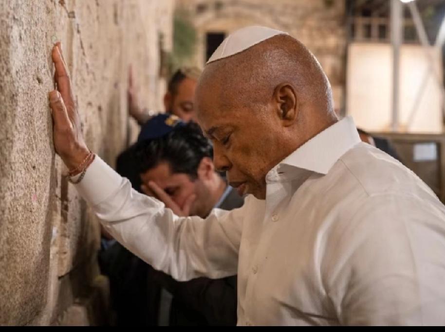 纽约即将离任的黑人市长亚当斯访问以色列，他在以色列的一番发言在美国引发巨大反弹：