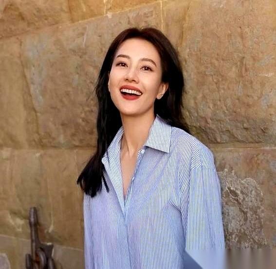 高圆圆拿个沾了白糖芝麻酱的馒头在啃的时候，我承认，我破防了。真的，就那一瞬间。