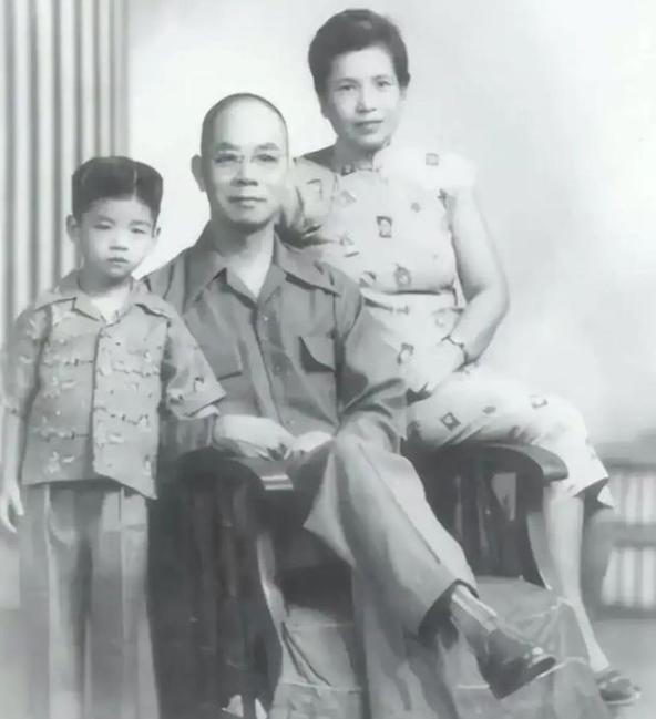 1990年，美国的王碧奎坐在窗前，手里攥着一封来自北京的信，信是大陆有关部门写来