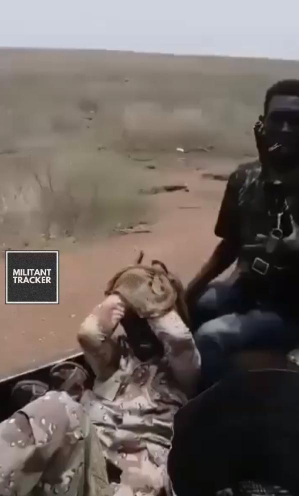 苏丹喀土穆：阿联酋支持的快速支援部队战士向苏丹军队投降后被活捉喀土穆前线的消息