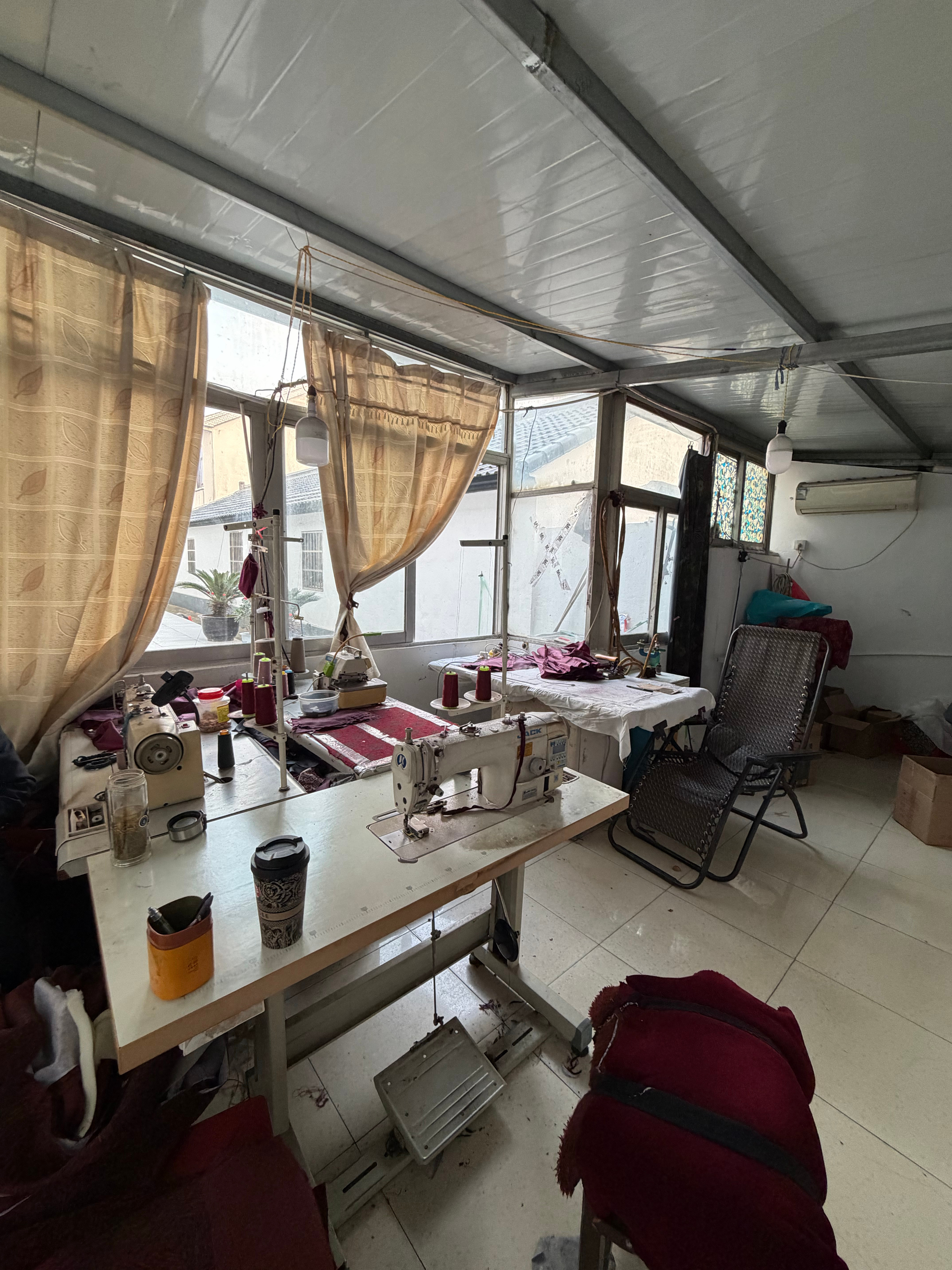 老家常熟的服装产业链几乎渗透到了所有的农村，每个村上总有一些人家是做服装加工的。