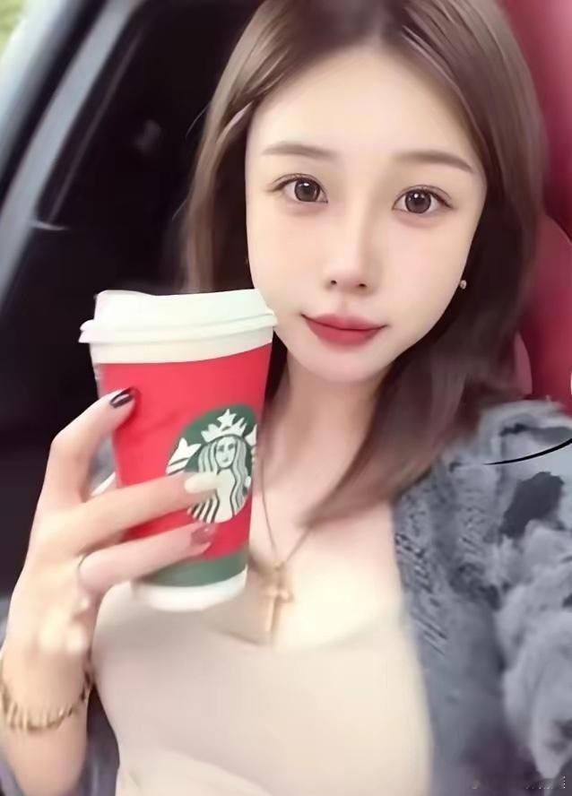 照片中这个手拿星巴克，一脸科技与狠活的女子姓沈，别看她长的好似很清纯，可是胸膛内