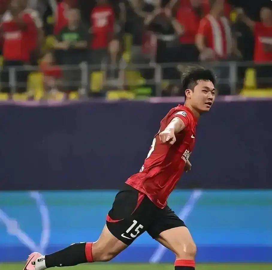 200万捡漏国脚！严鼎皓昨晚落地沈阳，连行李都没放，直接进了辽宁铁人训练场