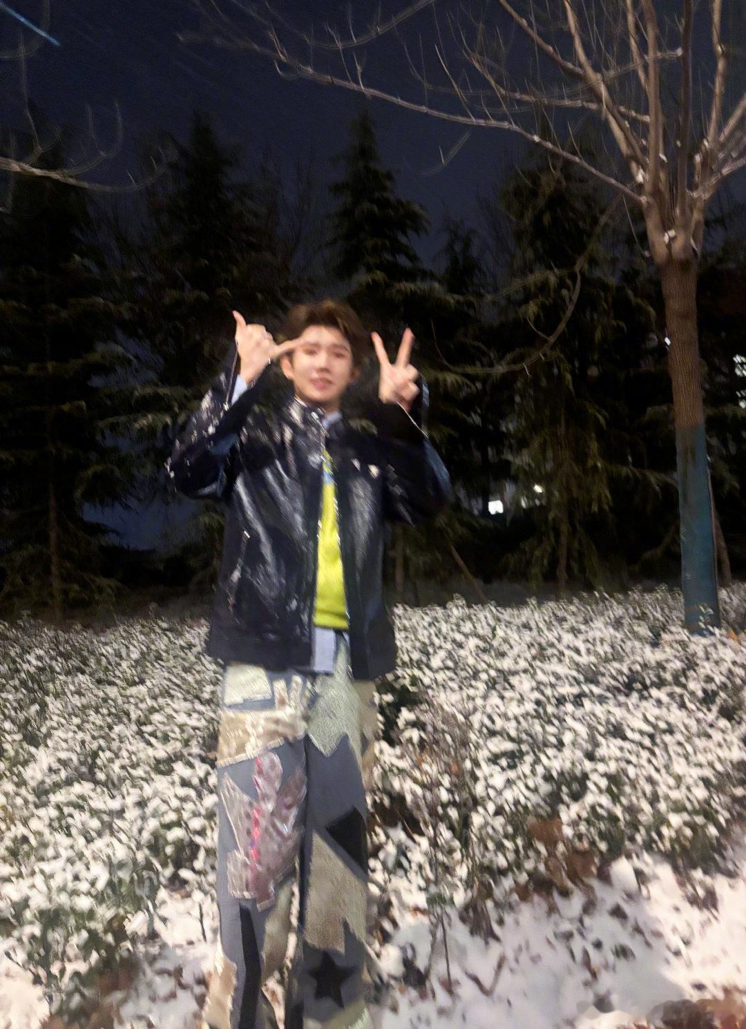 王源吃减脂餐王源不爱吃辣白菜王源吃减脂餐，哈哈哈哈弟弟还不爱吃辣白菜