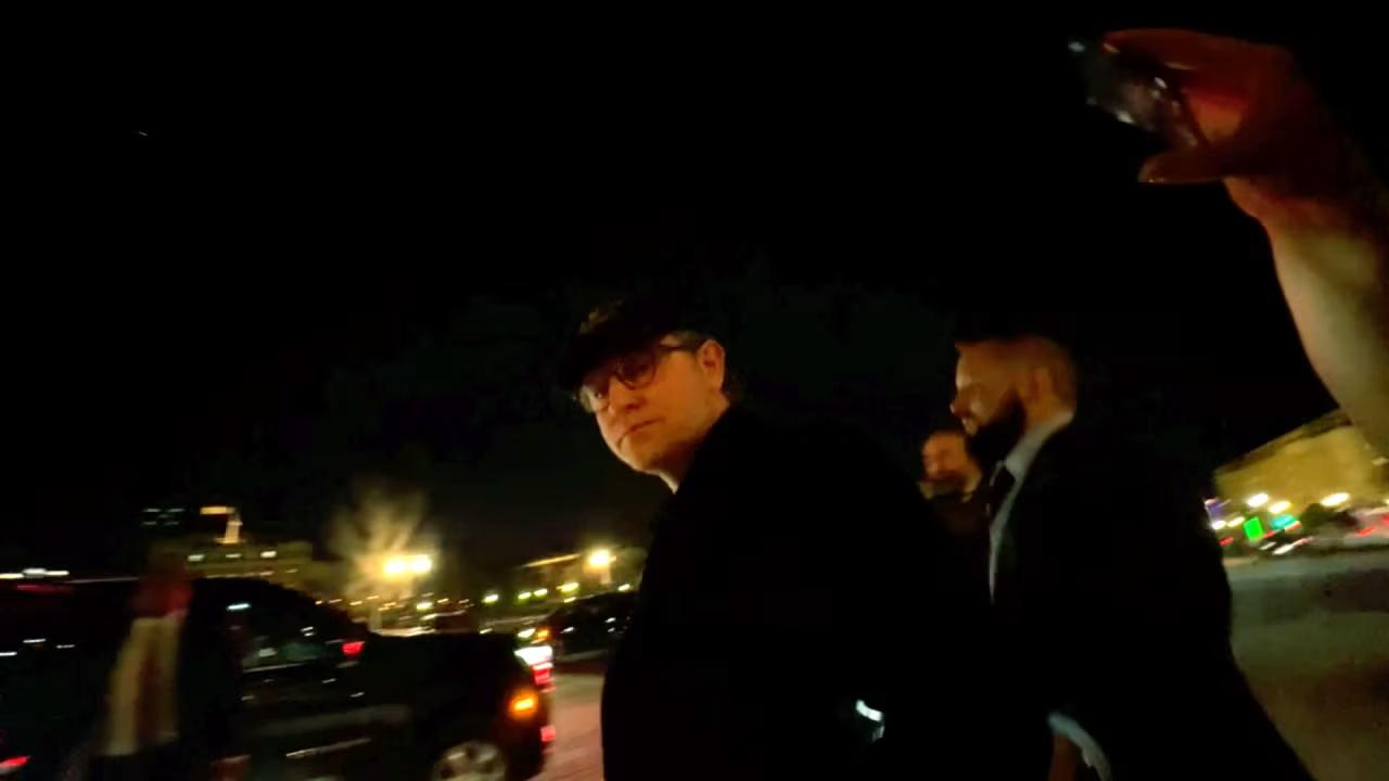 美国众议院议长迈克·约翰逊美东时间1月20日晚从伦敦回到美国。他表示，他认为自己