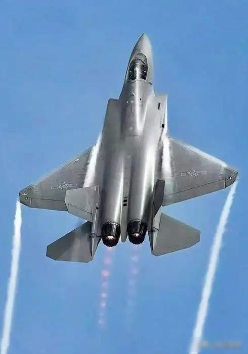 美国军火商拿着卷尺量中国飞机模型，F-35的定价权松动了，小国开始认真考虑“换条