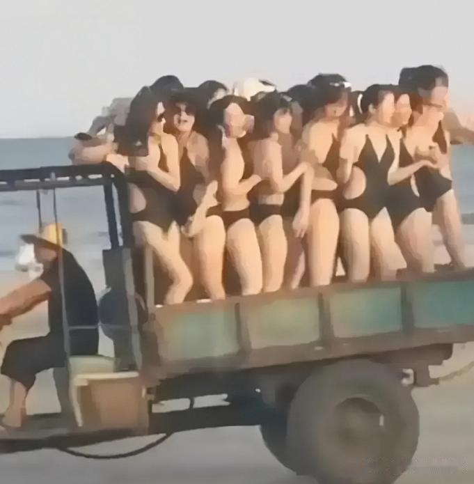 80年代，一名老司机正开着拉着满满一车性感模特！这也许就是这位大爷人生的最高光时