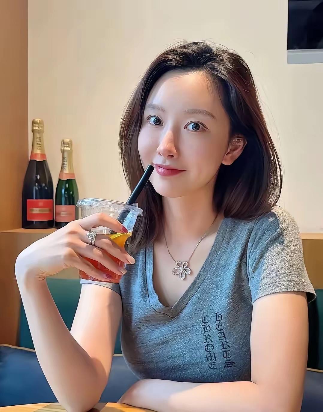 悄悄的问大家，月薪一万去追她，能追上吗？