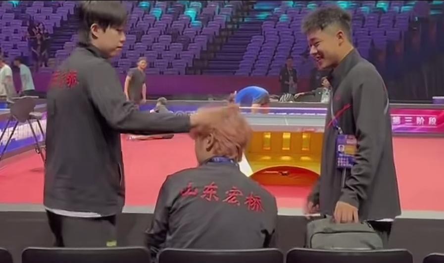 王楚钦名字里带欠，果然这手欠欠儿地，连身边的他都不放过！乒超第三阶段在新疆