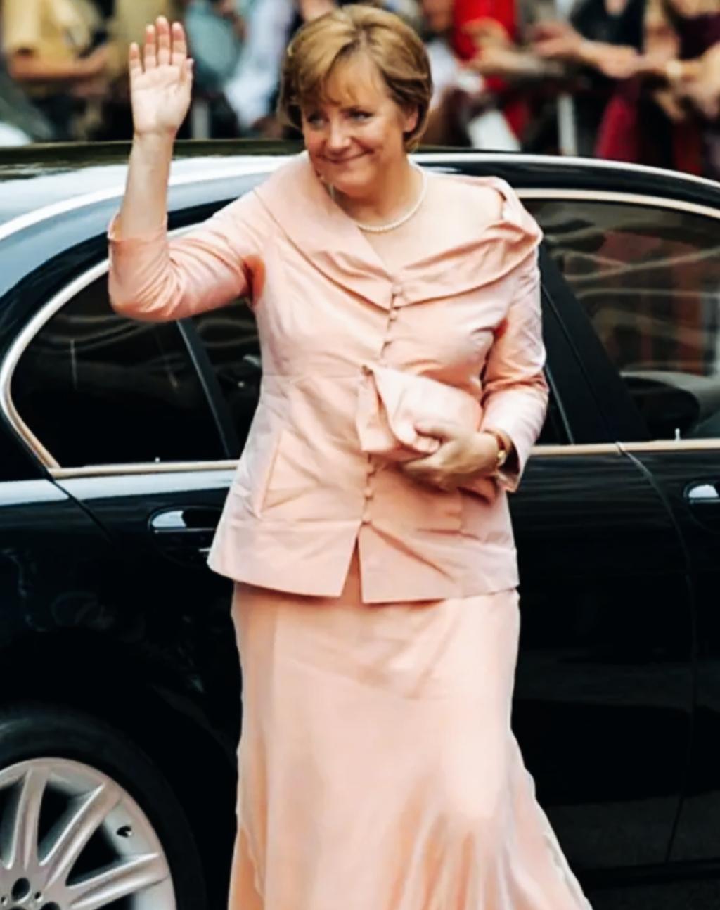 一身粉色裙打扮的默克尔，看上去是不是领导范十足啊？一身粉色为主色调的衣服，看上