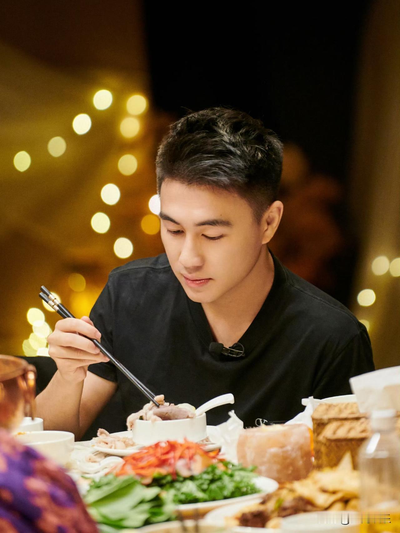 都说何猷君锦衣玉食的生活是节目效果没有那么邪乎，真实情况却是：综艺节目里的爆料还