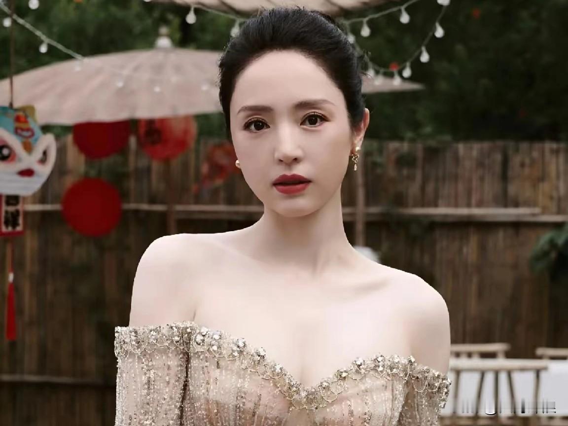 文艺评论家如此评价董璇！这位评论家说董璇可用8个字来概括婀娜多姿气质非