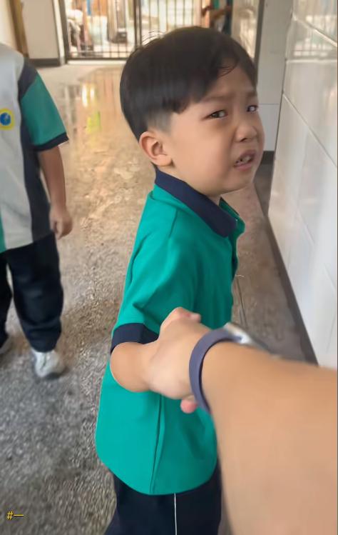 "心都化了！"一位老师刚出办公室，就被一个一年级小男孩拽住，非要拉她进男厕所，老