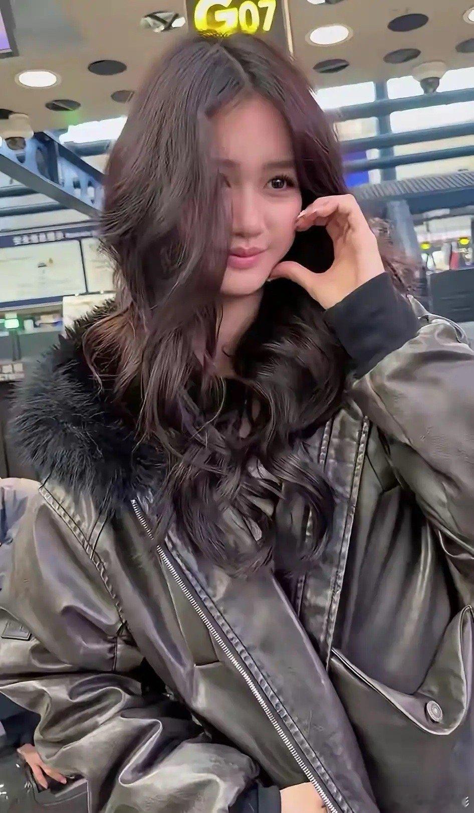 钟丽缇的二女儿张思捷，比年轻时的妈妈还要美，完美承袭了妈妈巅峰时期的美貌，这无限