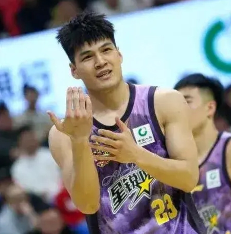 广州龙狮执着陈国豪，醉翁之意不在酒——以靠卖球员谋生的广州龙狮俱乐部，这两年生意
