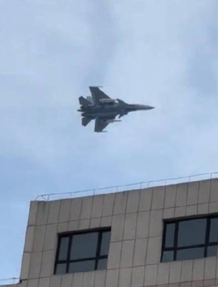 歼-15T挂载反舰“战略重锤”画面曝光，单机可挂2枚，足以威胁航母要说这导弹