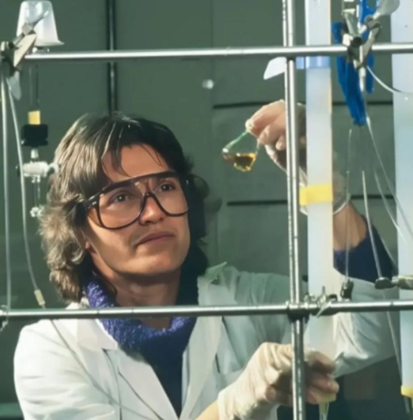 1996年，一位女科学家在做实验时，不小心将2滴化学试剂滴到了乳胶手套上，由于有